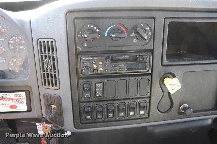 image for item EJ9772 2006 International 7300 digger derrick truck