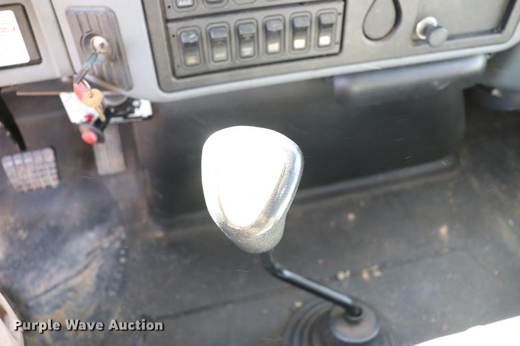 image for item EJ9772 2006 International 7300 digger derrick truck