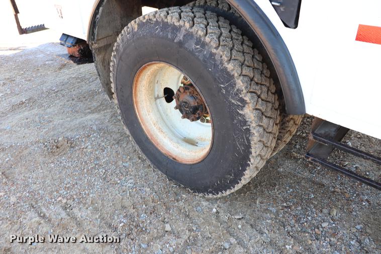 image for item EJ9772 2006 International 7300 digger derrick truck