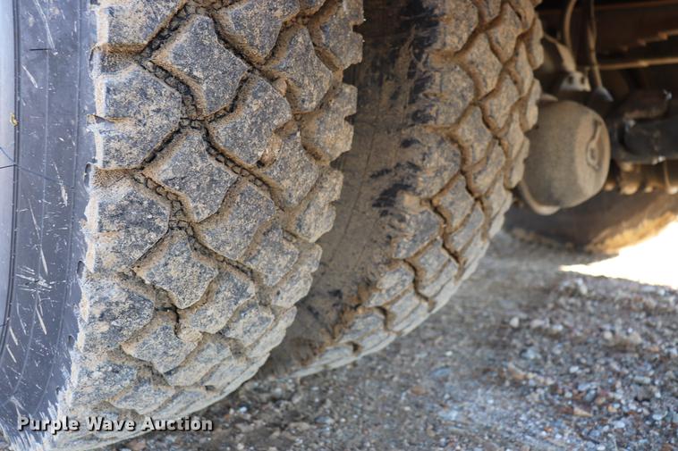 image for item EJ9772 2006 International 7300 digger derrick truck