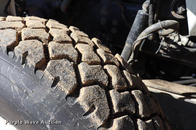 image for item EJ9772 2006 International 7300 digger derrick truck