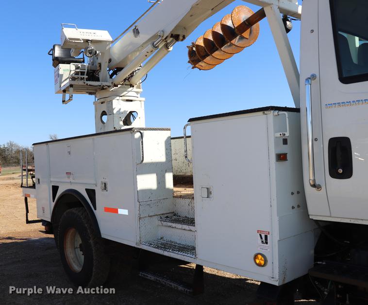image for item EJ9772 2006 International 7300 digger derrick truck