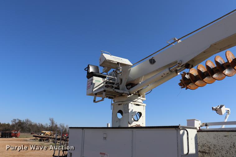 image for item EJ9772 2006 International 7300 digger derrick truck