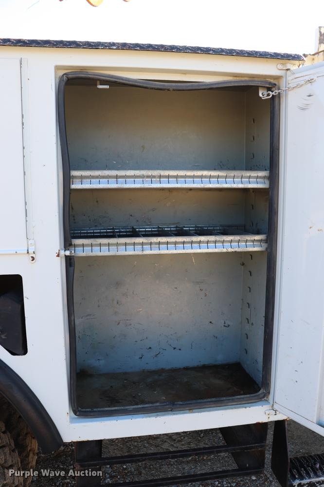 image for item EJ9772 2006 International 7300 digger derrick truck