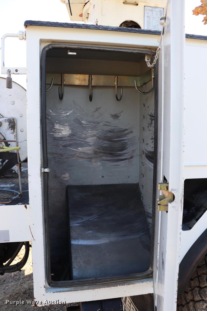 image for item EJ9772 2006 International 7300 digger derrick truck