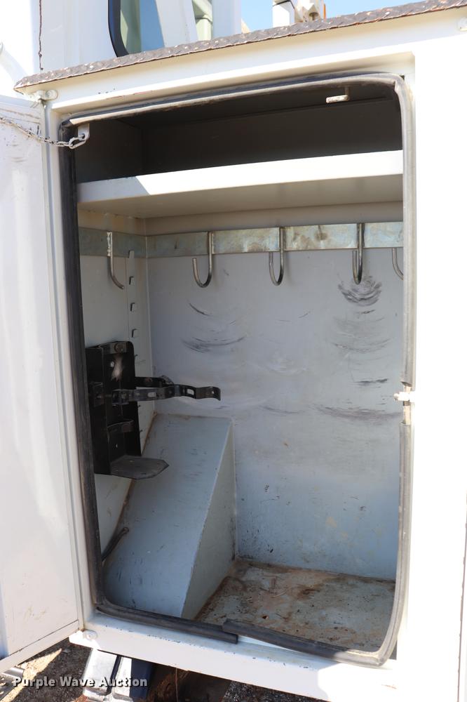 image for item EJ9772 2006 International 7300 digger derrick truck