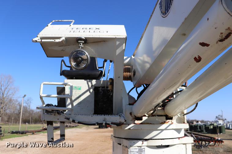 image for item EJ9772 2006 International 7300 digger derrick truck