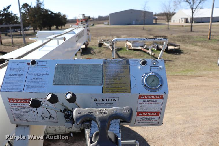 image for item EJ9772 2006 International 7300 digger derrick truck