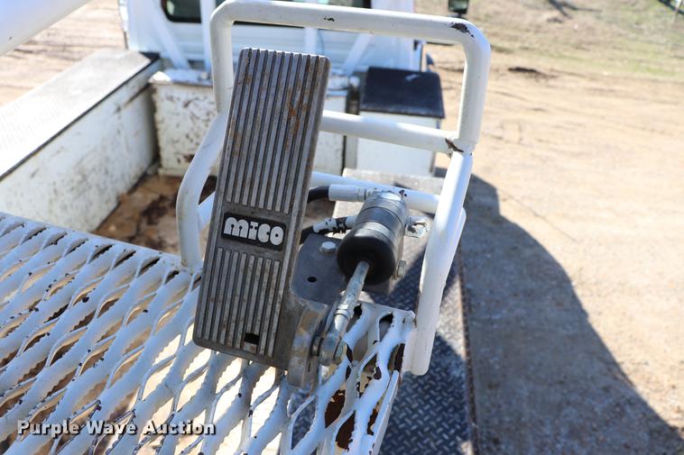 image for item EJ9772 2006 International 7300 digger derrick truck