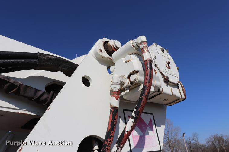 image for item EJ9772 2006 International 7300 digger derrick truck