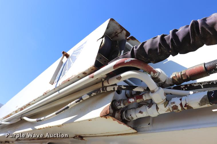 image for item EJ9772 2006 International 7300 digger derrick truck