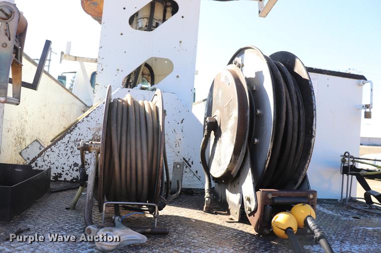 image for item EJ9772 2006 International 7300 digger derrick truck