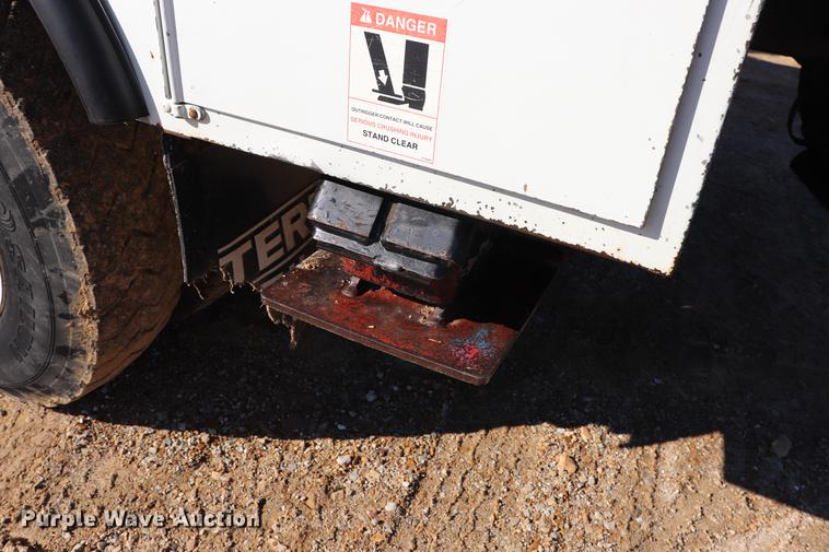 image for item EJ9772 2006 International 7300 digger derrick truck