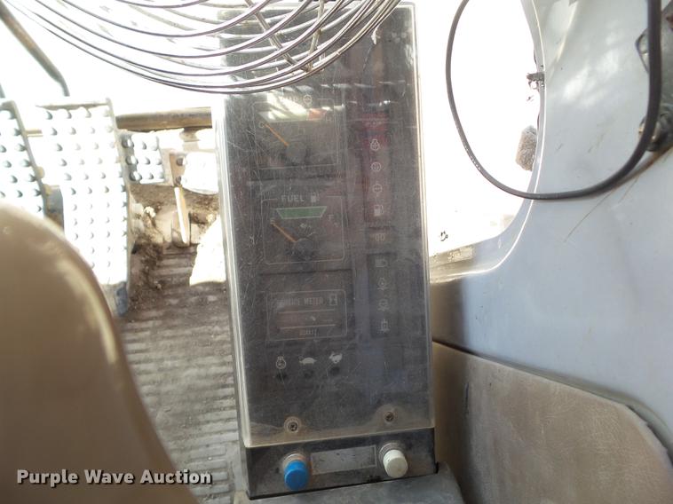 image for item L5667 1995 Hitachi EX270LC excavator