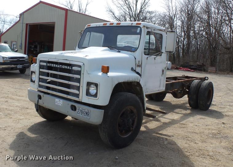 image for item DB7186 1987 International S1700 truck cab and chassis