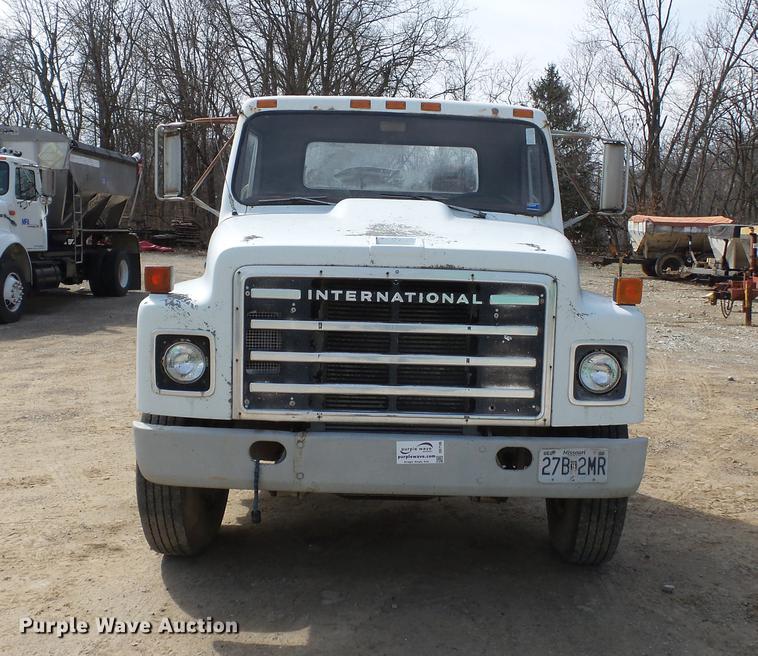 image for item DB7186 1987 International S1700 truck cab and chassis