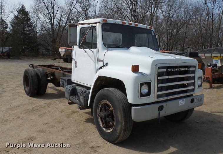 image for item DB7186 1987 International S1700 truck cab and chassis