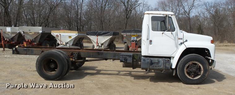 image for item DB7186 1987 International S1700 truck cab and chassis
