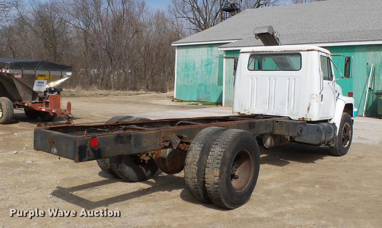 image for item DB7186 1987 International S1700 truck cab and chassis