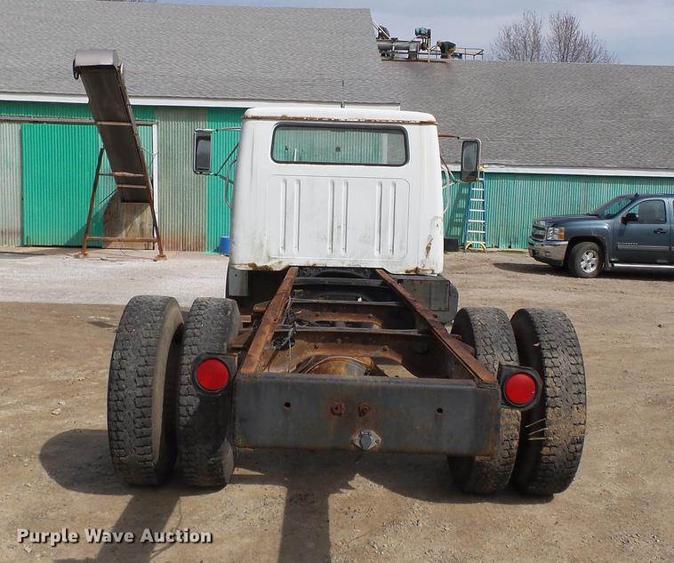 image for item DB7186 1987 International S1700 truck cab and chassis