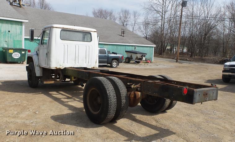 image for item DB7186 1987 International S1700 truck cab and chassis