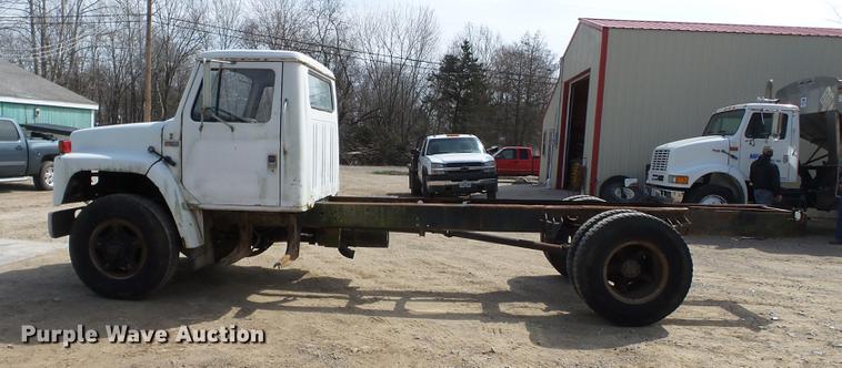 image for item DB7186 1987 International S1700 truck cab and chassis