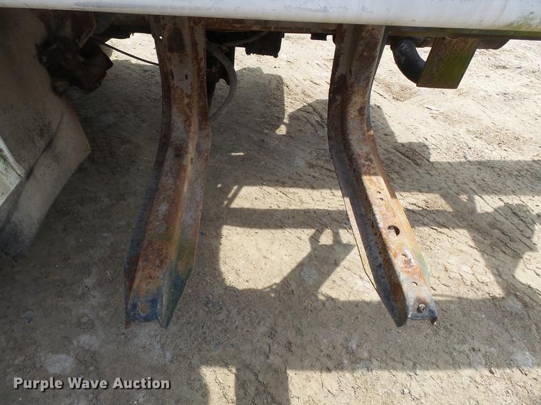 image for item DB7186 1987 International S1700 truck cab and chassis