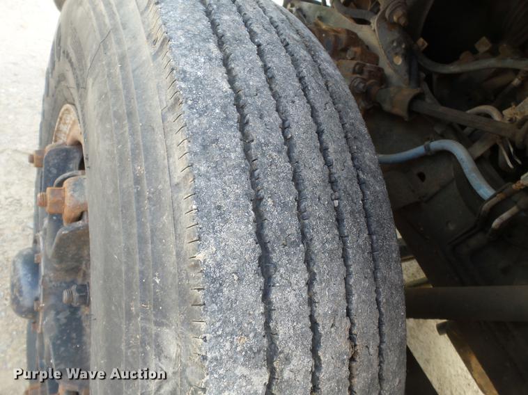 image for item DB7186 1987 International S1700 truck cab and chassis