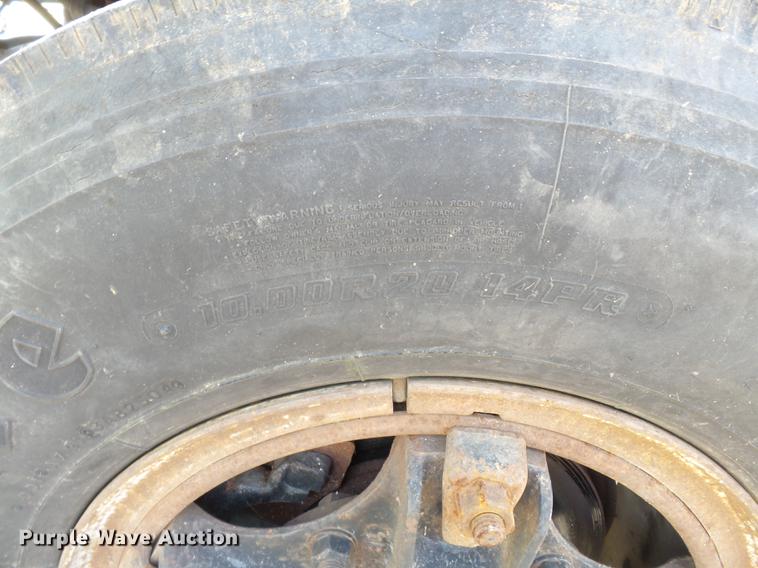 image for item DB7186 1987 International S1700 truck cab and chassis