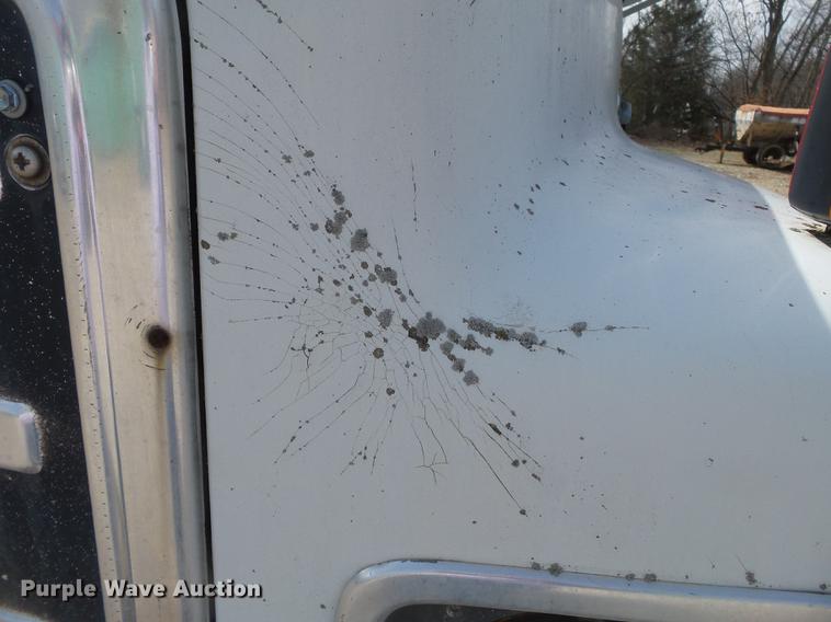 image for item DB7186 1987 International S1700 truck cab and chassis