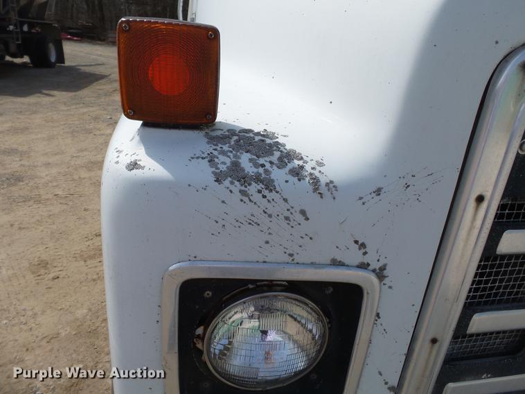 image for item DB7186 1987 International S1700 truck cab and chassis