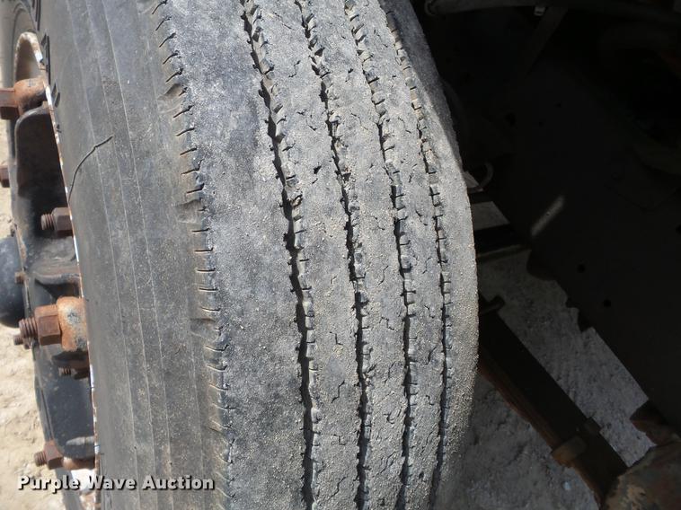 image for item DB7186 1987 International S1700 truck cab and chassis