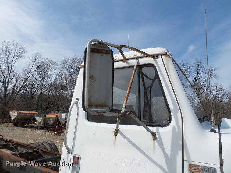 image for item DB7186 1987 International S1700 truck cab and chassis