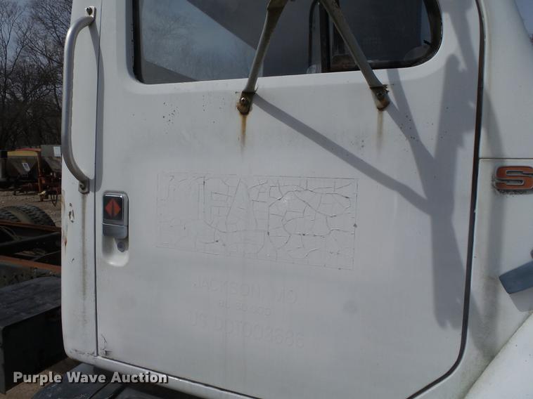 image for item DB7186 1987 International S1700 truck cab and chassis