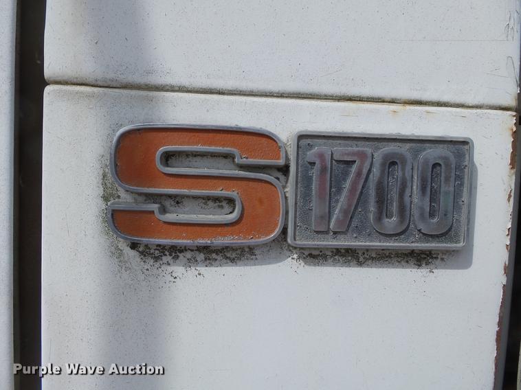 image for item DB7186 1987 International S1700 truck cab and chassis