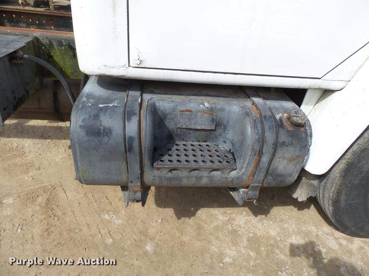 image for item DB7186 1987 International S1700 truck cab and chassis