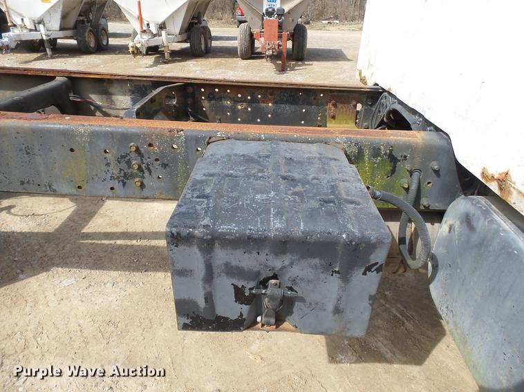 image for item DB7186 1987 International S1700 truck cab and chassis