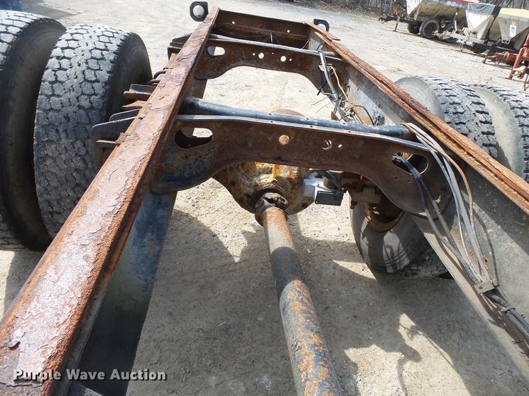 image for item DB7186 1987 International S1700 truck cab and chassis