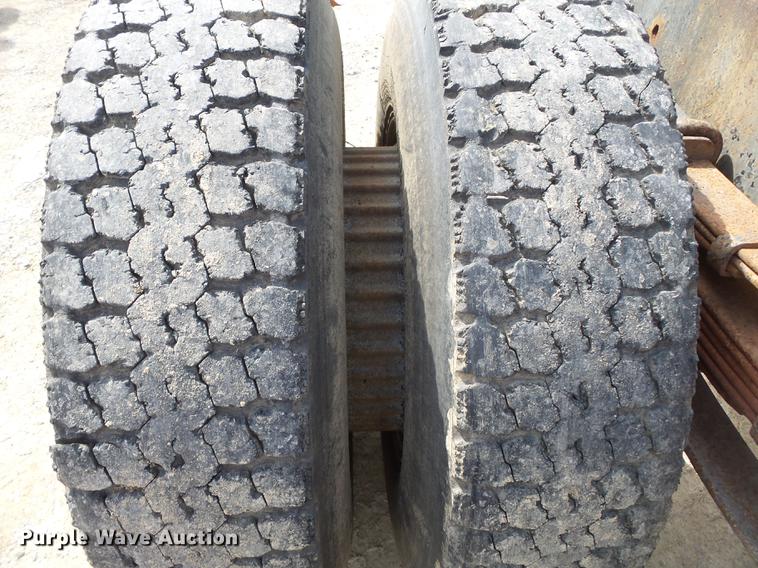 image for item DB7186 1987 International S1700 truck cab and chassis