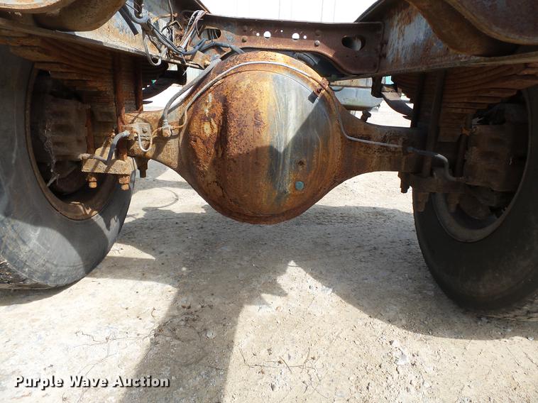 image for item DB7186 1987 International S1700 truck cab and chassis