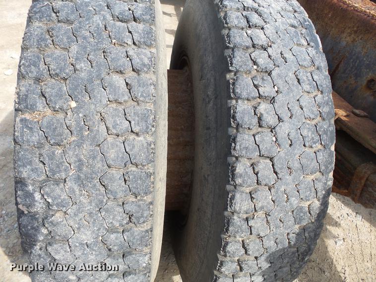 image for item DB7186 1987 International S1700 truck cab and chassis