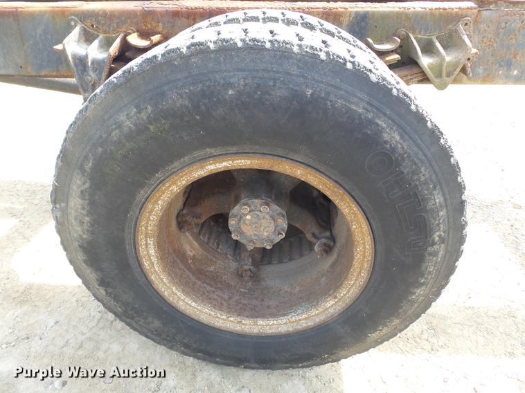 image for item DB7186 1987 International S1700 truck cab and chassis