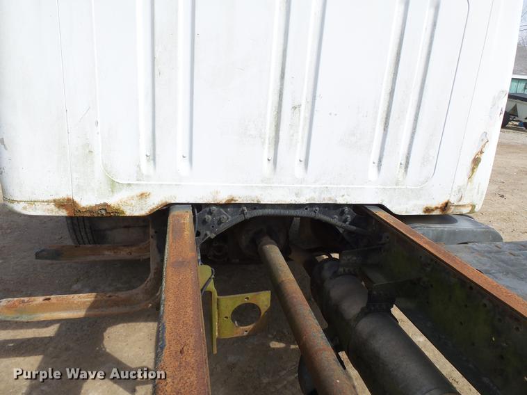 image for item DB7186 1987 International S1700 truck cab and chassis