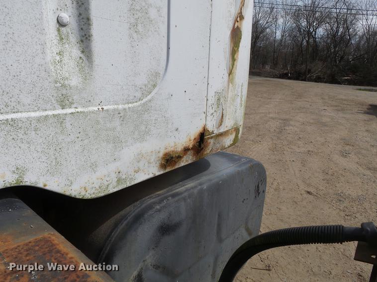 image for item DB7186 1987 International S1700 truck cab and chassis