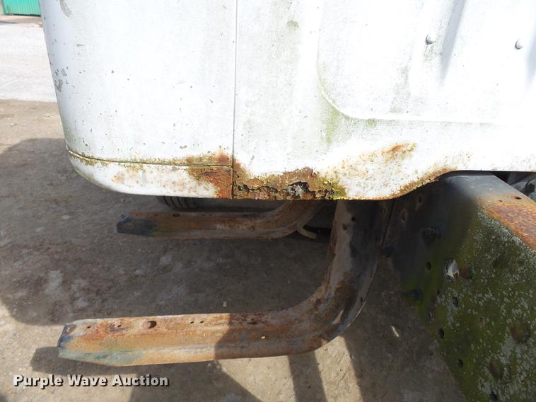 image for item DB7186 1987 International S1700 truck cab and chassis