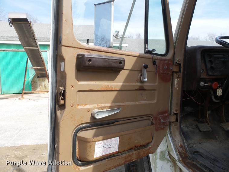 image for item DB7186 1987 International S1700 truck cab and chassis