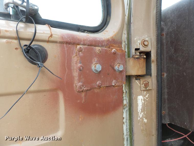 image for item DB7186 1987 International S1700 truck cab and chassis