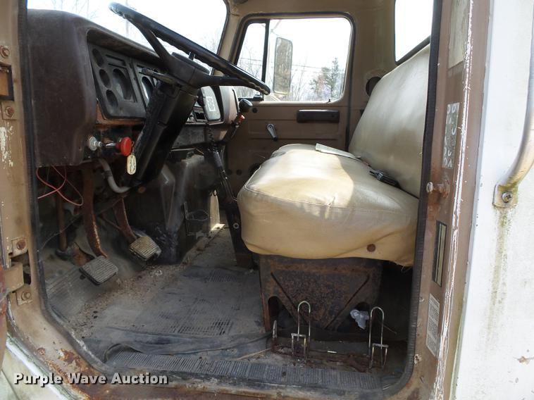 image for item DB7186 1987 International S1700 truck cab and chassis