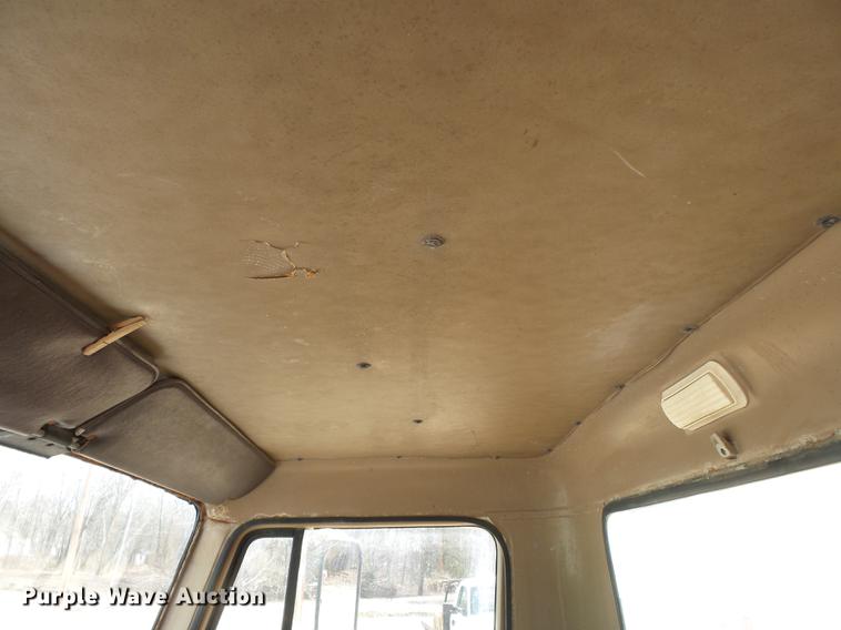 image for item DB7186 1987 International S1700 truck cab and chassis