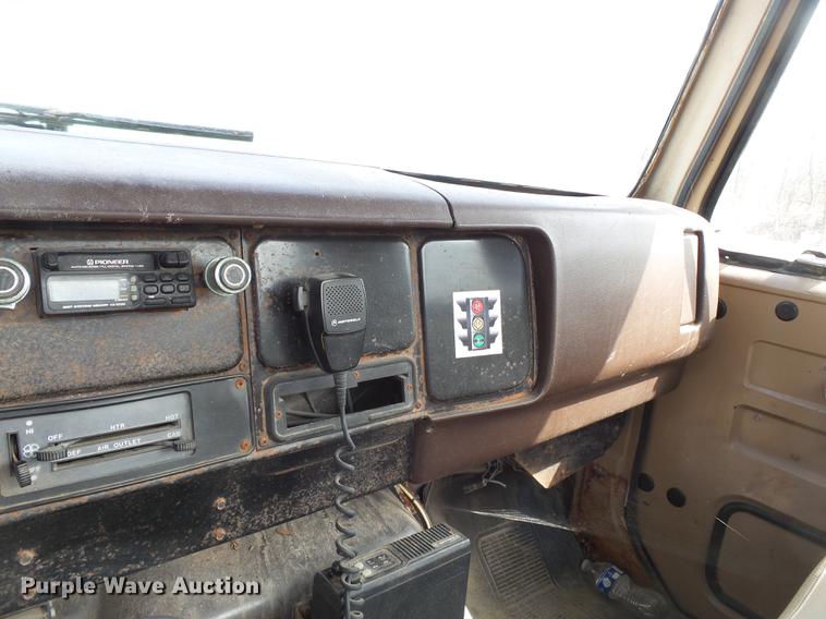 image for item DB7186 1987 International S1700 truck cab and chassis